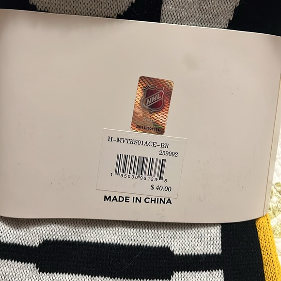 NWT Boston Bruins Scarf & Glove Set NHL 🏒 ❄️ - Picture 6 of 6